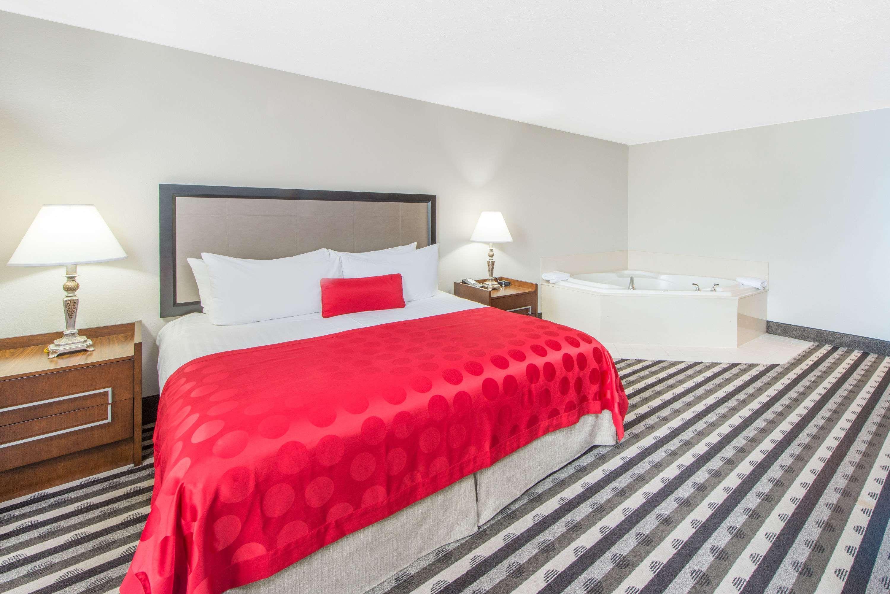 Ramada By Wyndham North Springfield